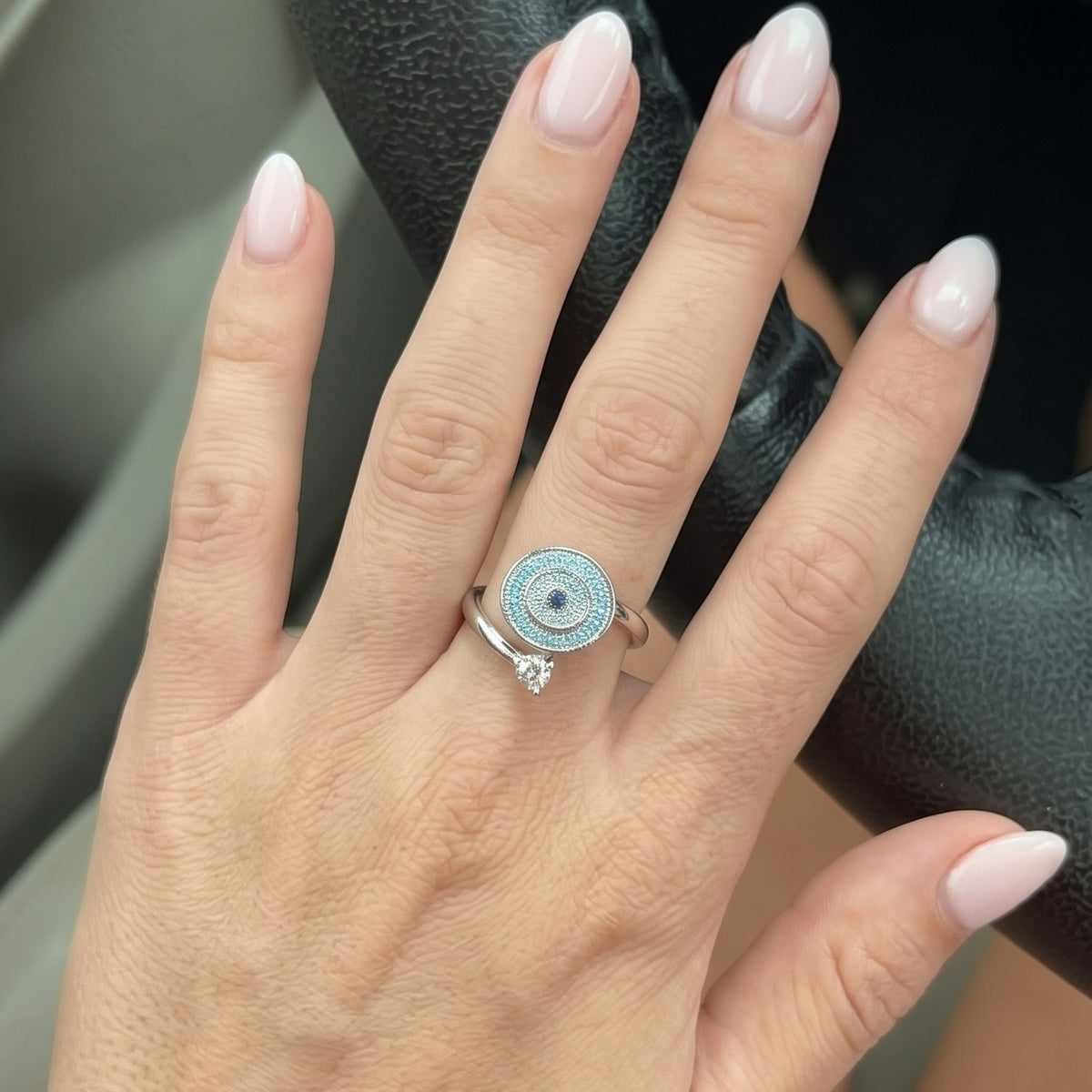 Anillo antiestrés ojo turco plateado puesto en la mano