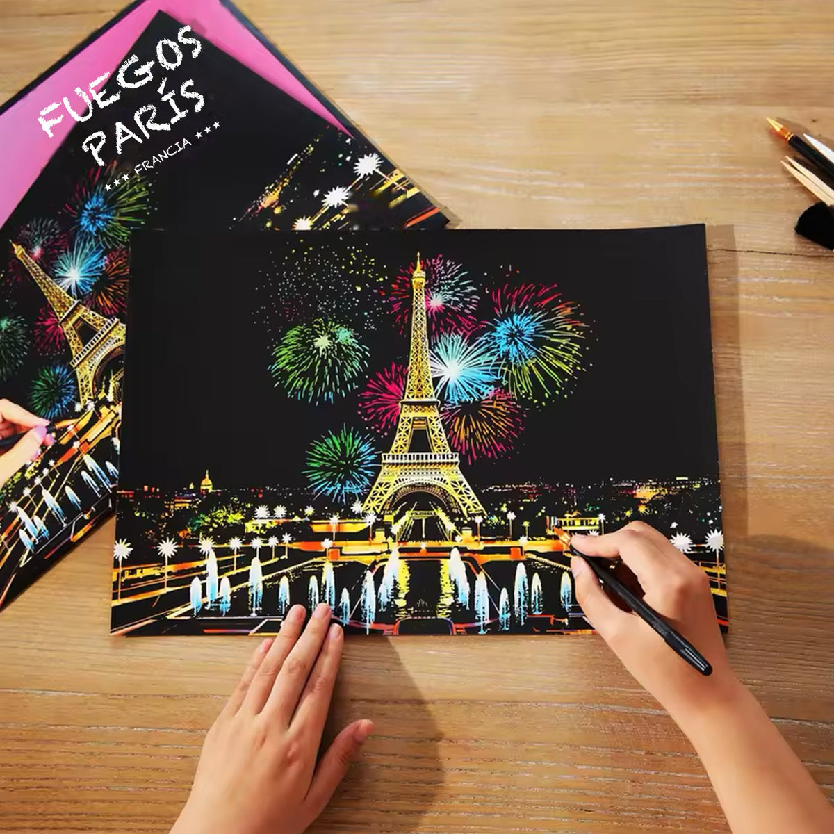 Lámina de scratch art antiestrés: París con fuegos artificiales