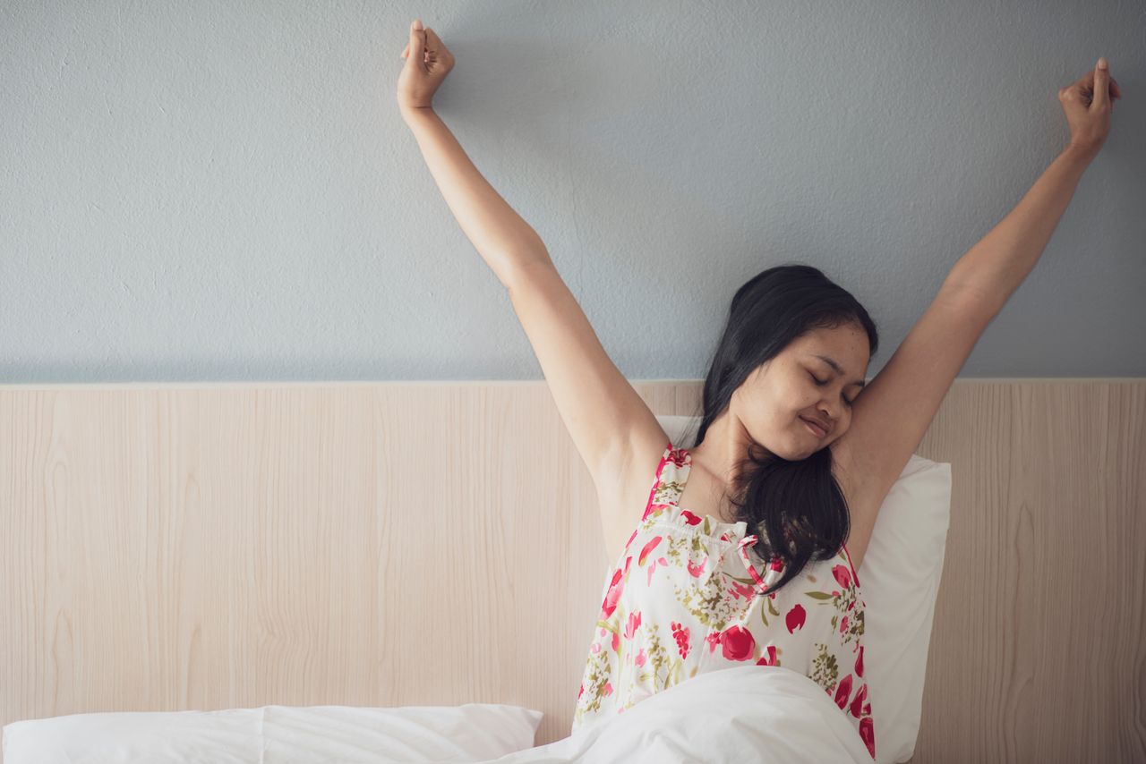 Mujer despertando sin dolor cervical