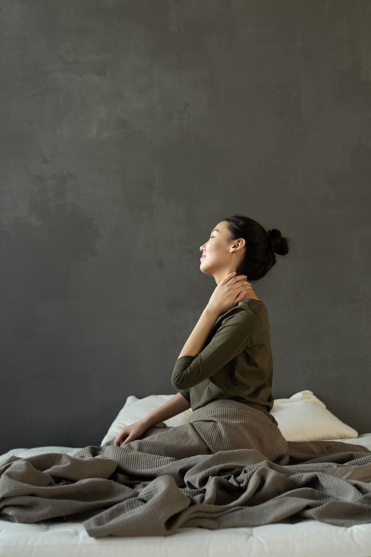 Mujer con dolor de cuello — Almohada Cervical Sileenca