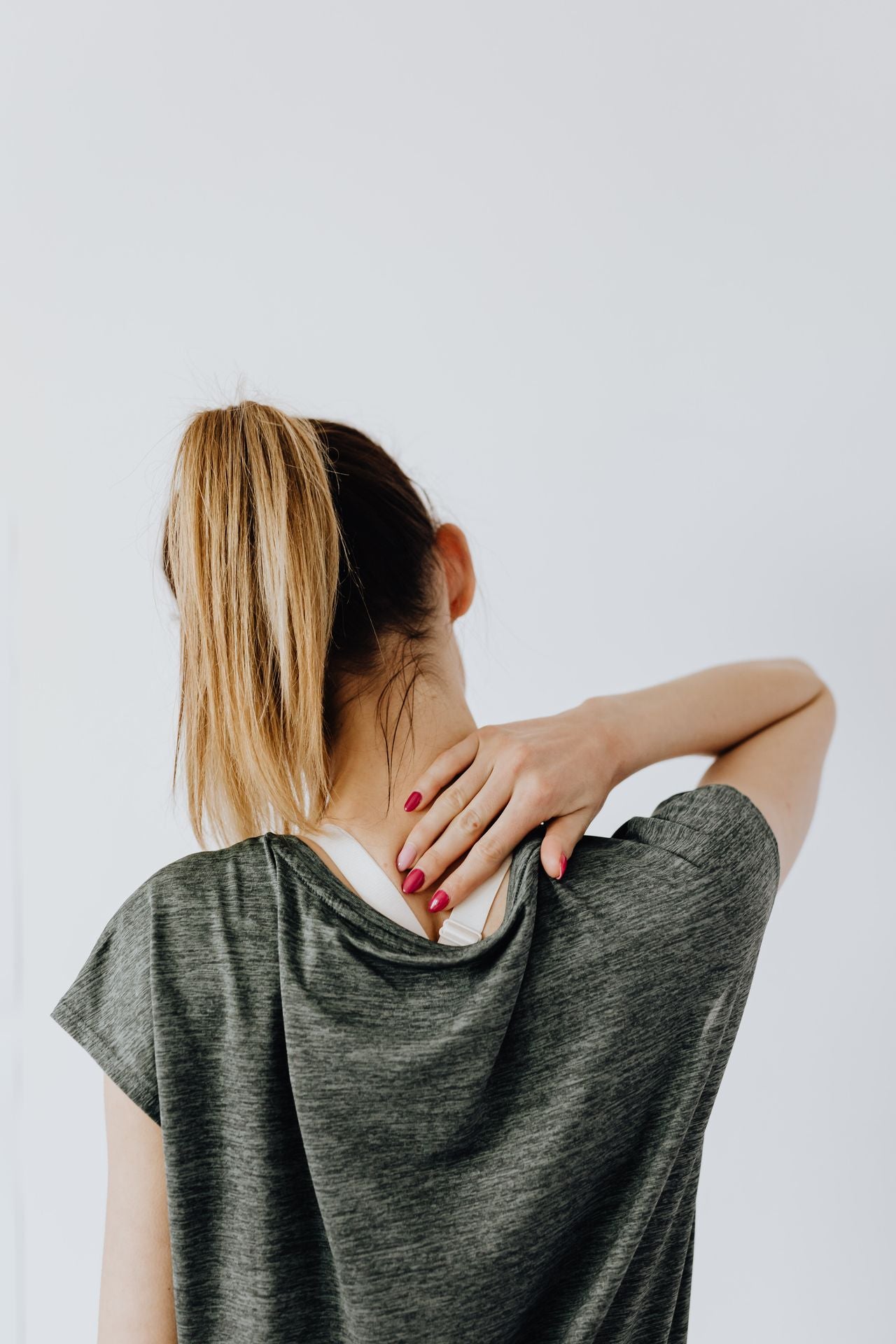 Mujer durmiendo con almohada ergonómica cervical