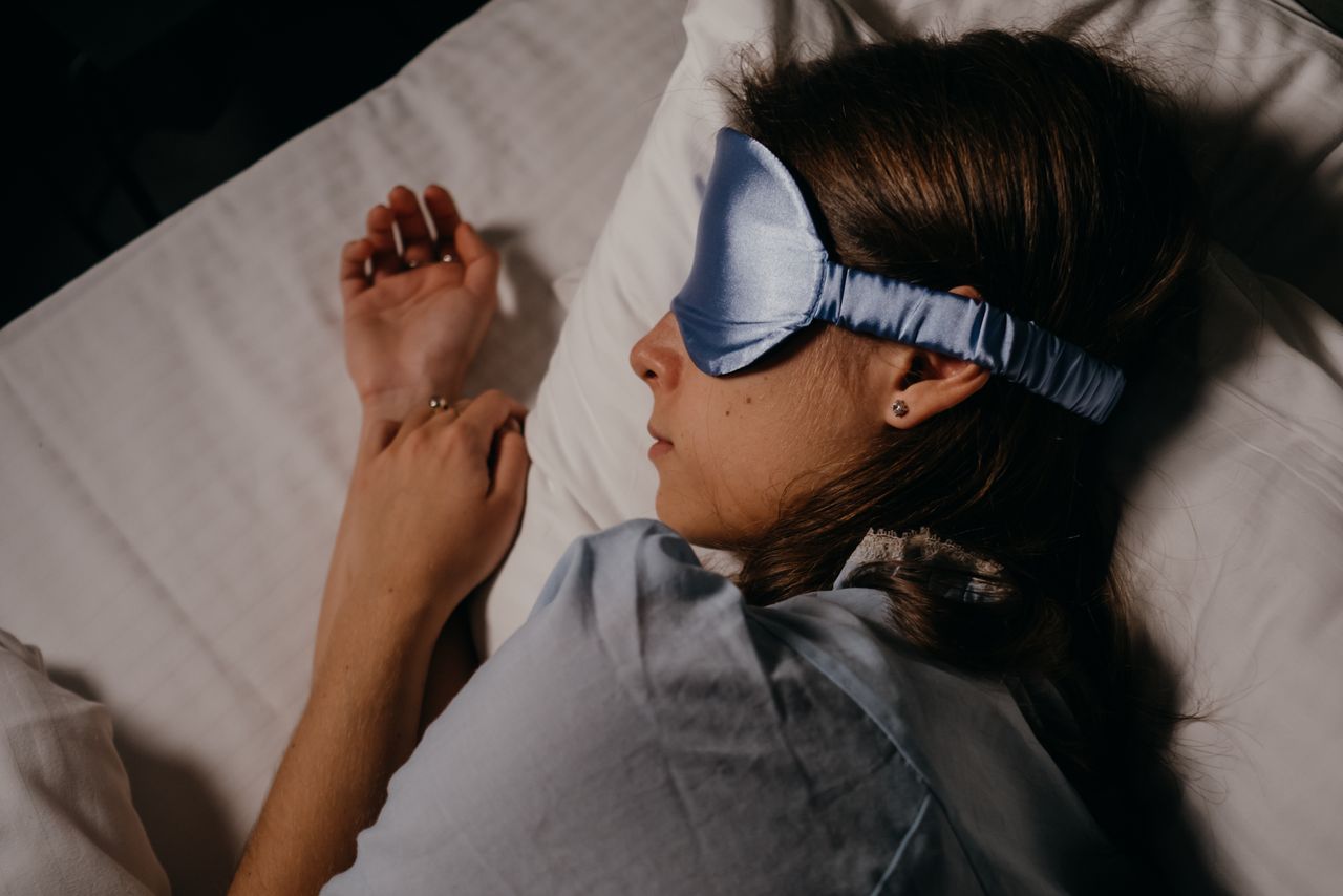 Habitación con luz que interrumpe el sueño