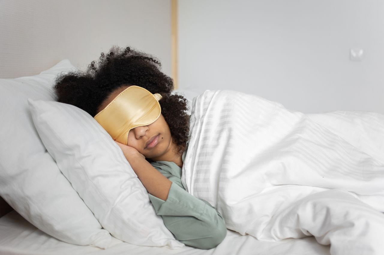 Mujer durmiendo con antifaz premium