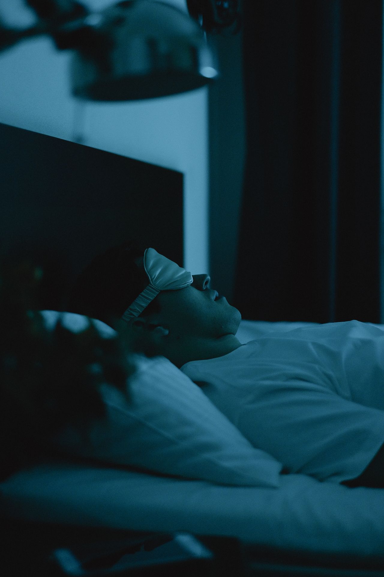 Persona durmiendo profundamente con antifaz